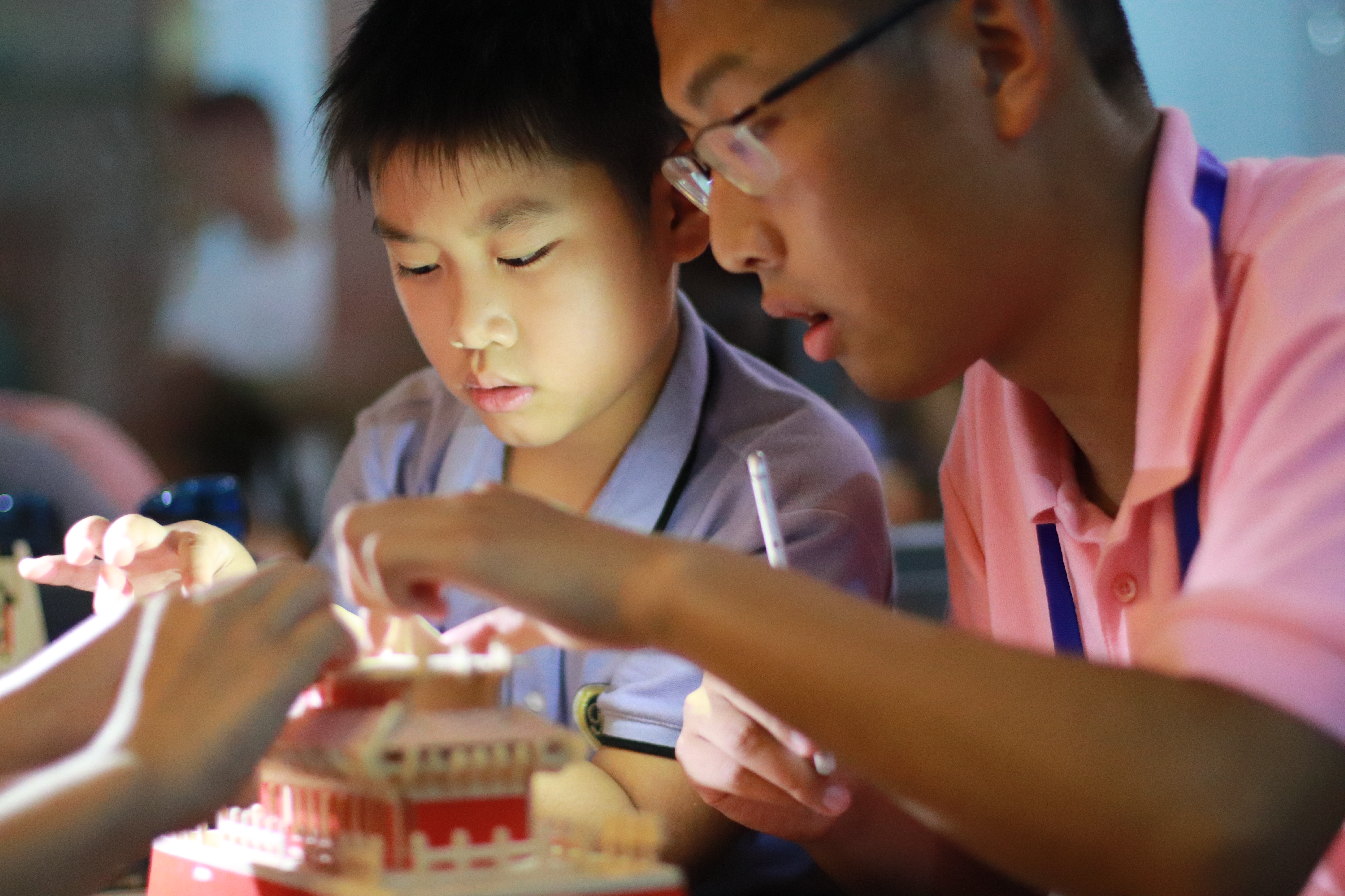 孩子们在制作拼图3 孩子们在制作拼图3